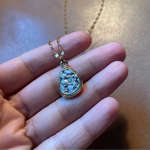 Woman cameo face coin charm pendant necklace gold plated chain layering boho - Picture 3 of 9